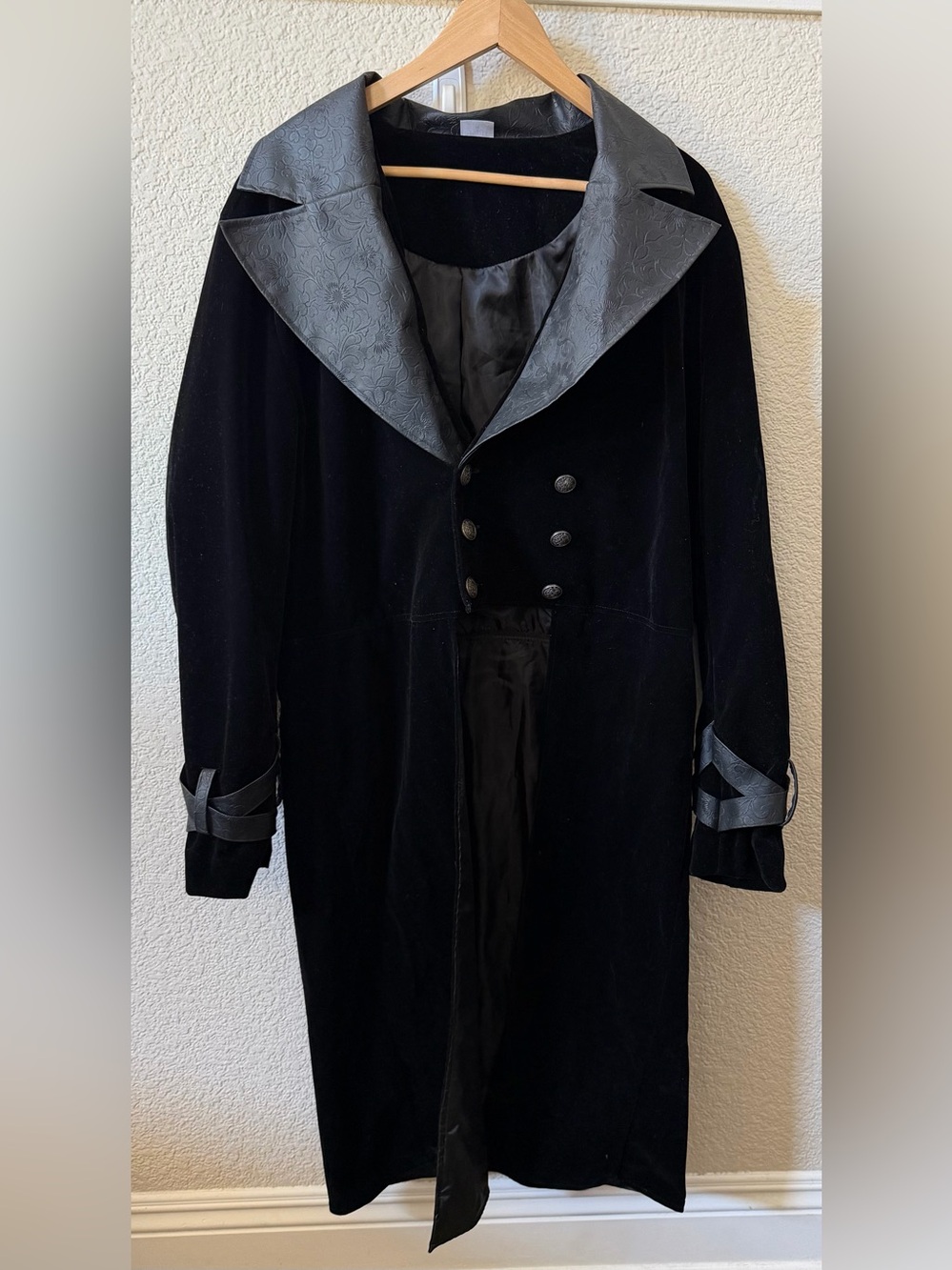 Spirit Halloween (M) Victorian Vampire Coat Black Floral Velvet Costume Jacket